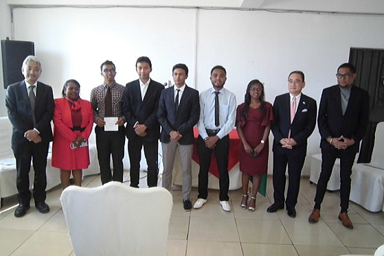 「内田弘四・大豊基金 奨学金授与式」がマダガスカル共和国で行われました