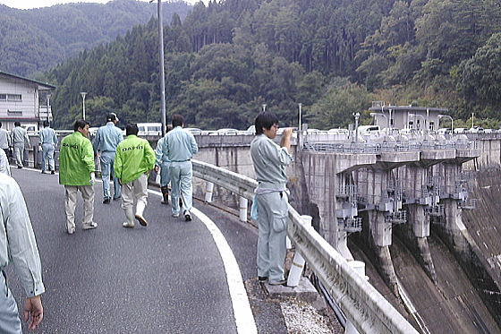 小阪部川ダム等の施設保全活動に積極的に参加しています