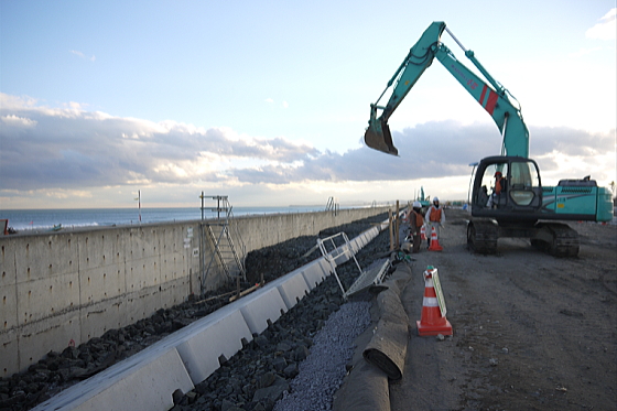 東日本大震災からの復興に向けて：仙台湾南部海岸堤防復旧プロジェクト