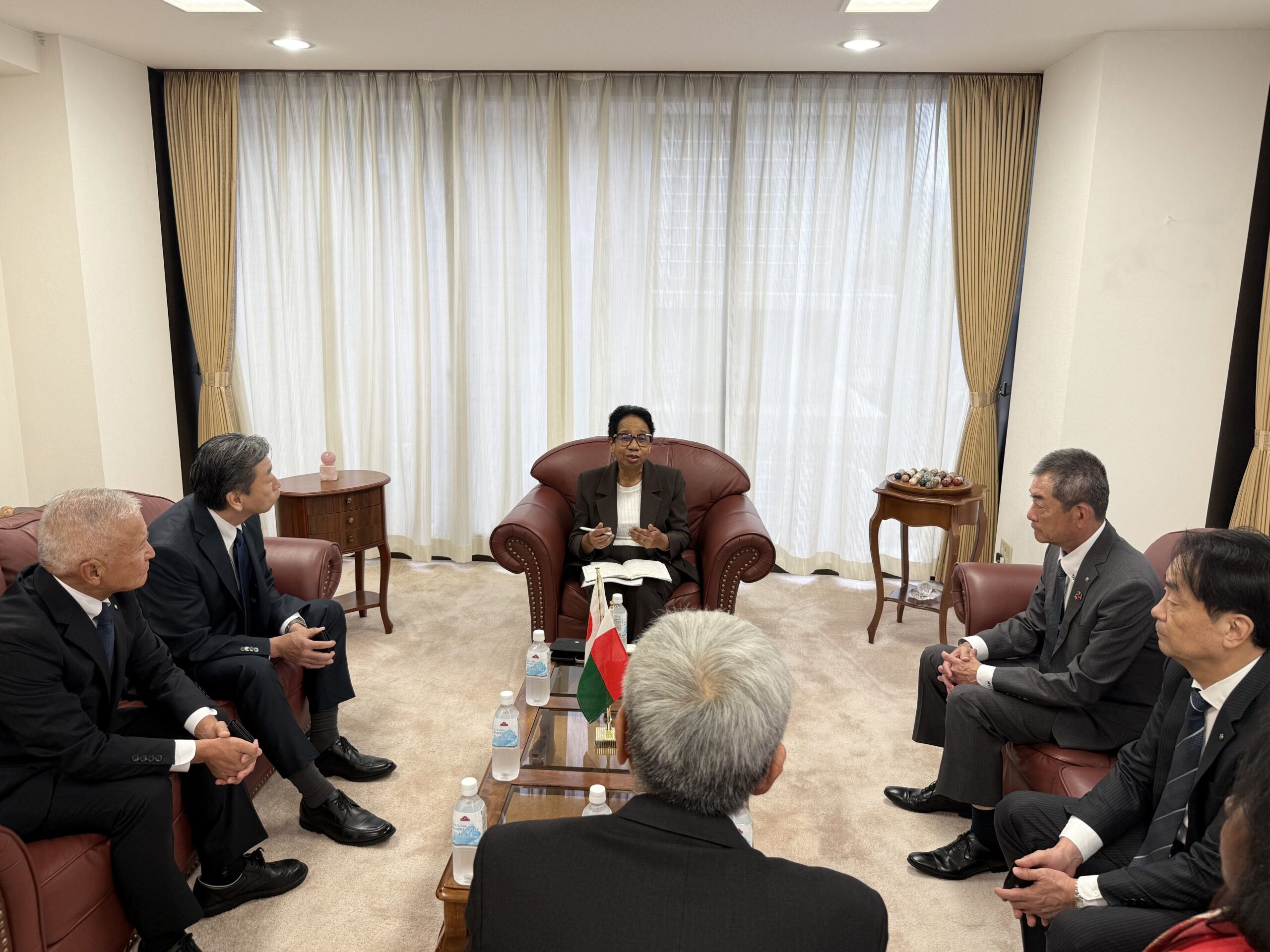 マダガスカル共和国大使館での面談・意見交換の様子