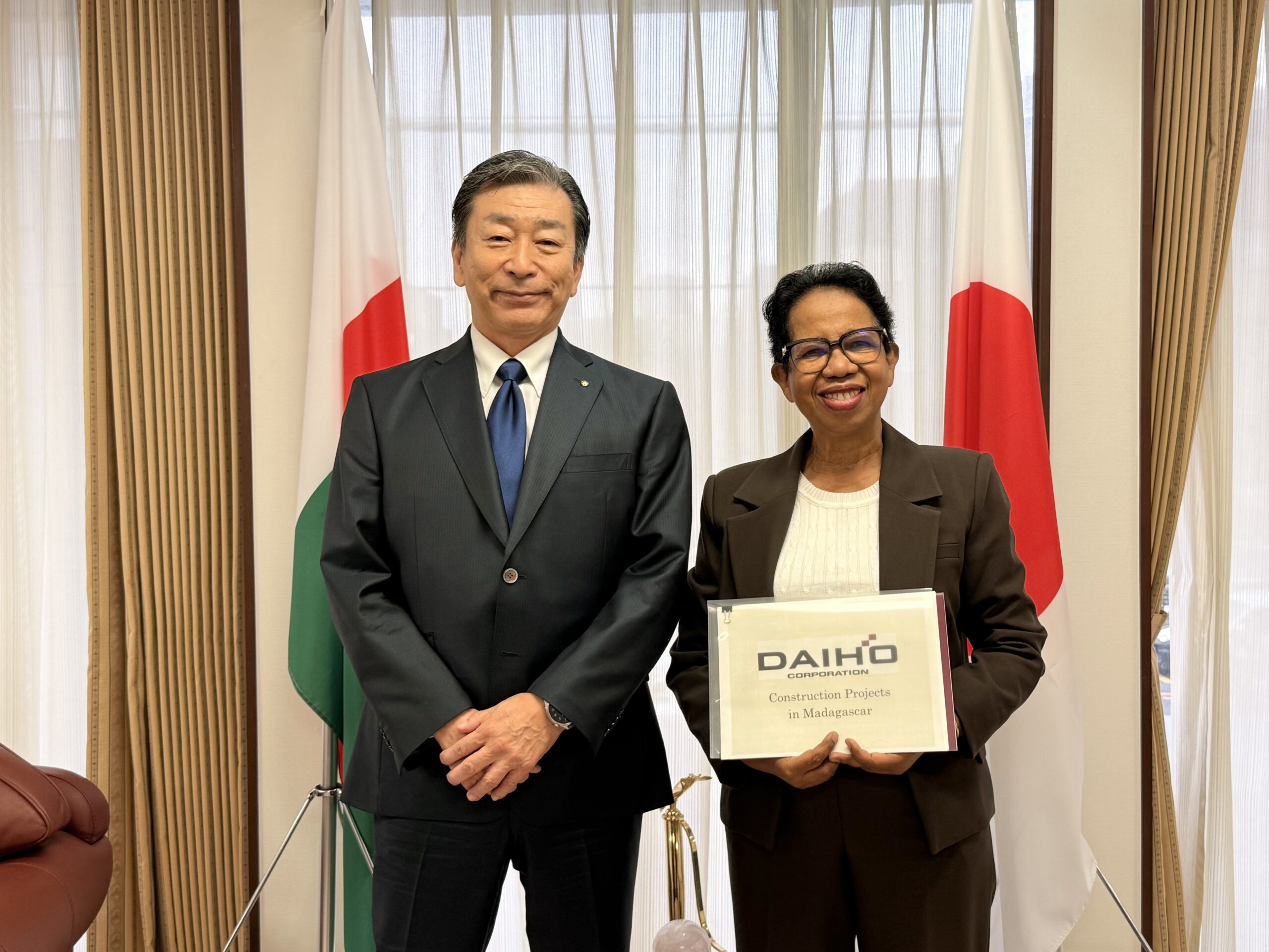 ラスアヌール駐日マダガスカル共和国大使と益田社長